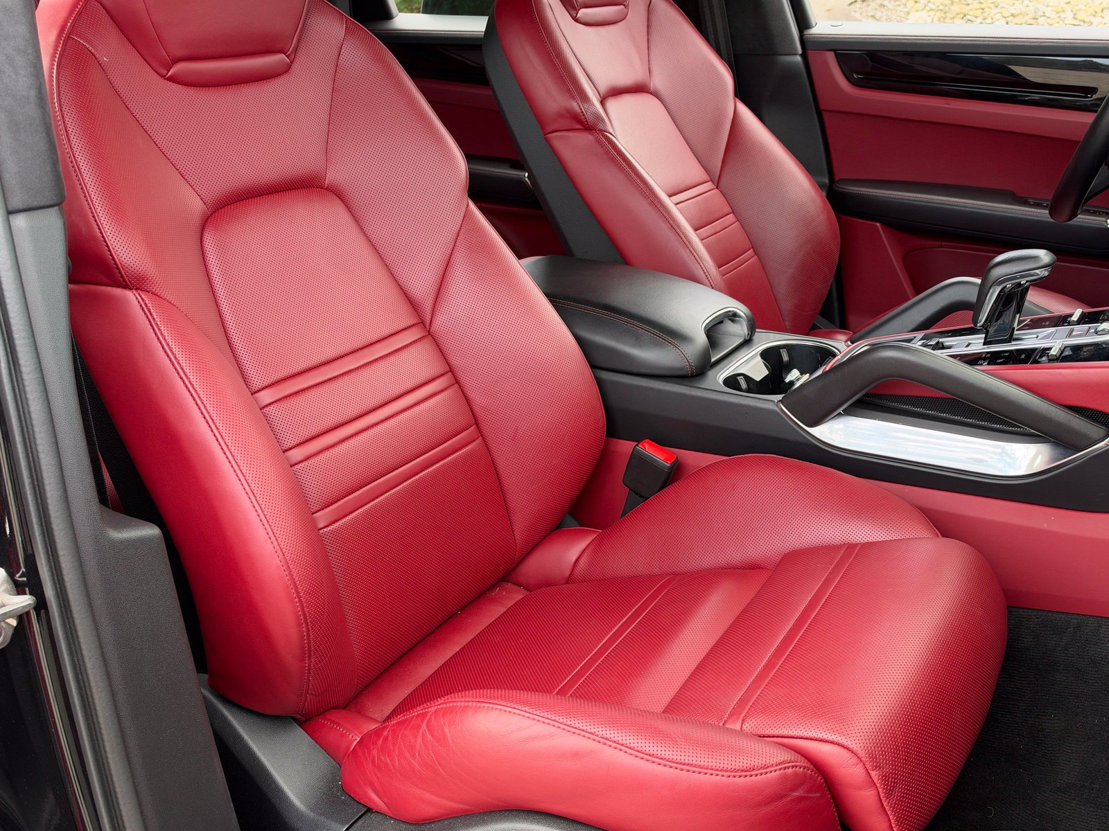 Certified 2020 Porsche Cayenne Turbo S AWD/4WD image 17