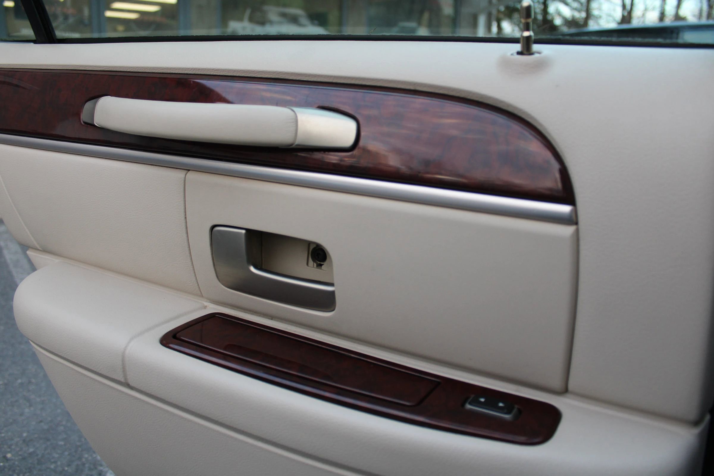 Used 2003 Lincoln Town Car Signature image 22