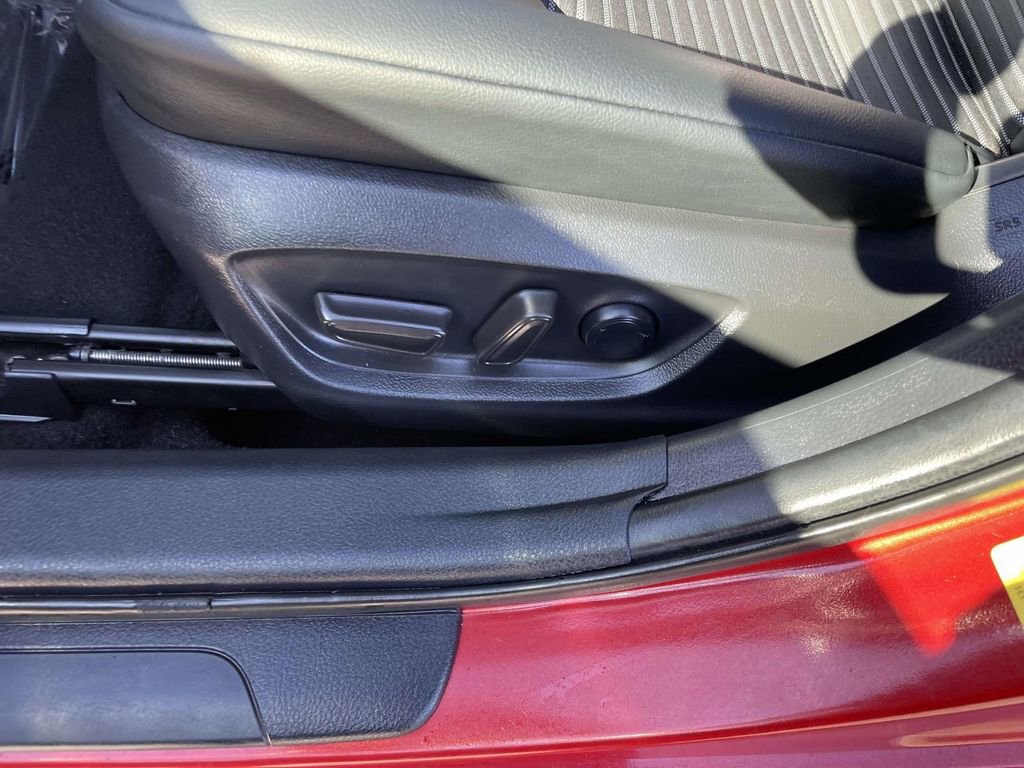 Used 2020 Toyota Camry SE image 29