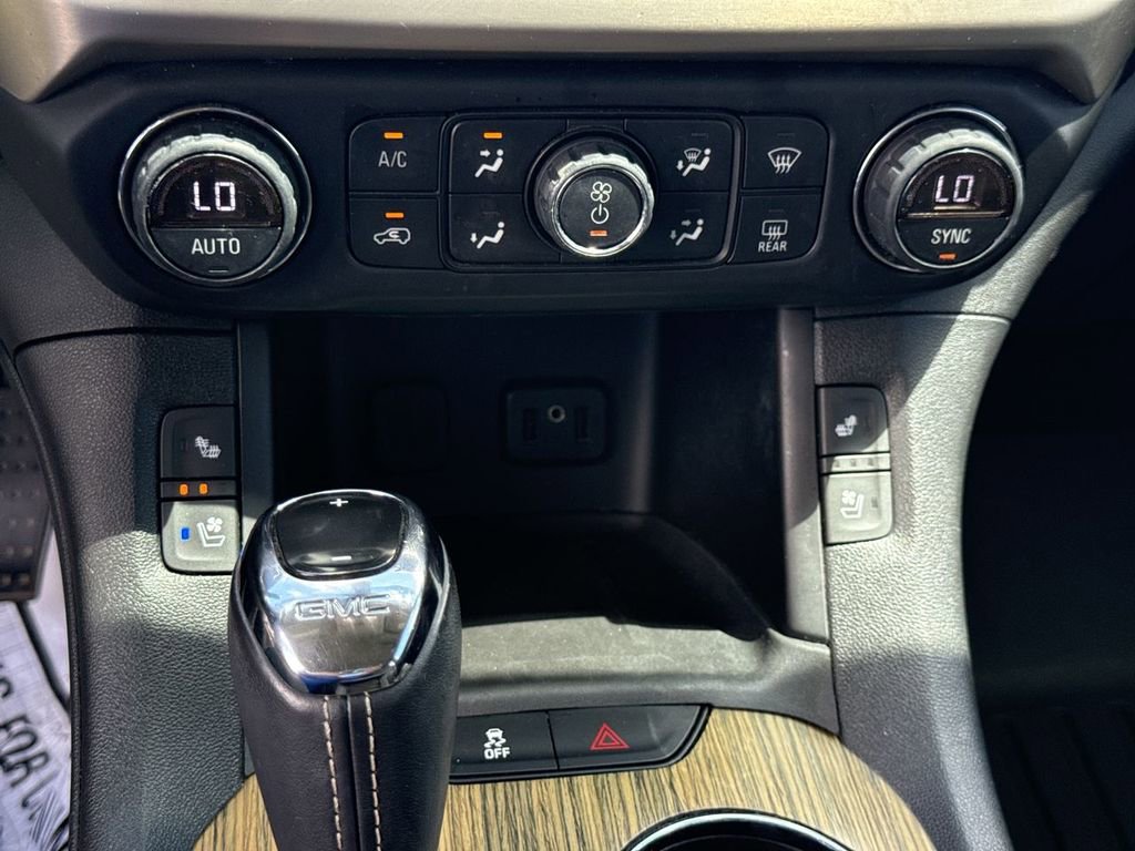 Used 2019 GMC Acadia Denali w/ Technology Package AWD/4WD image 32