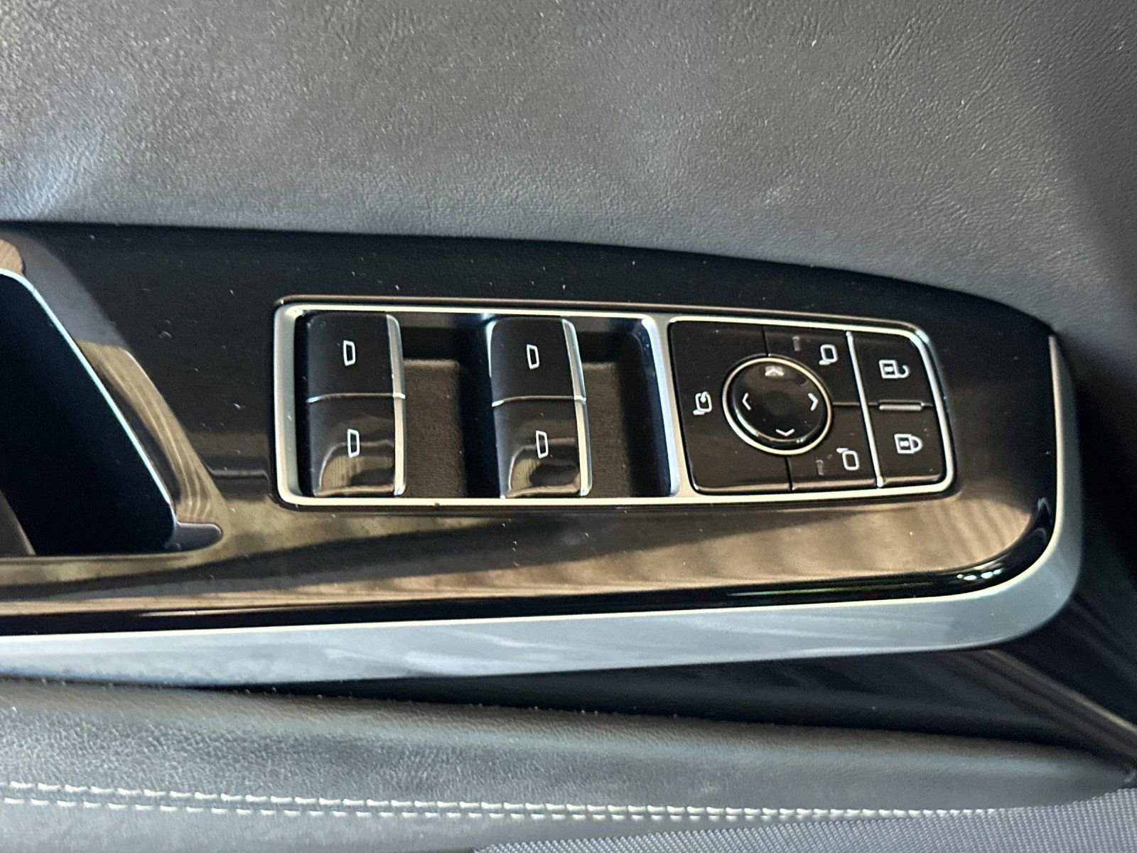 Used 2025 Cadillac Escalade ESV Luxury image 13