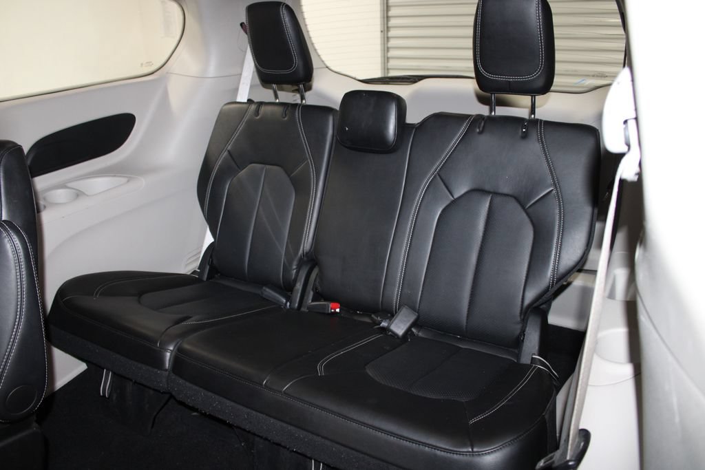 Used 2024 Chrysler Pacifica Touring-L FWD image 19