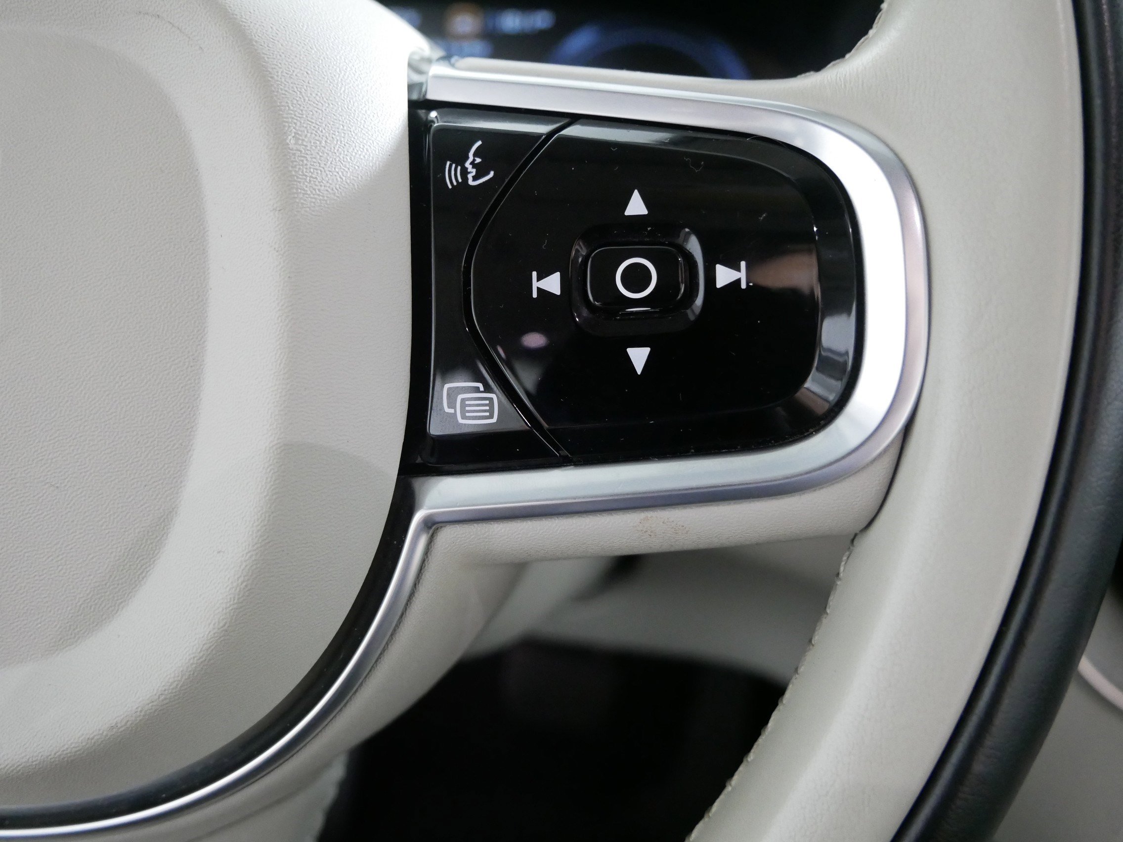 Used 2019 Volvo XC60 T8 Inscription w/ Advanced Package image 28