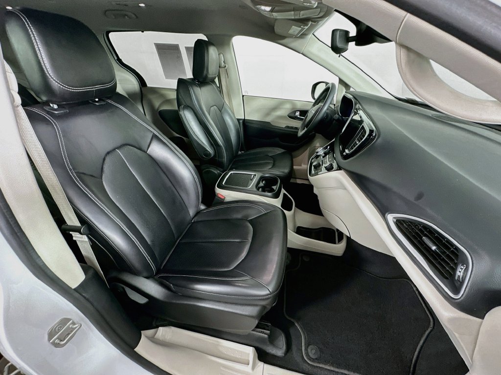 Certified 2023 Chrysler Pacifica Touring-L FWD image 39
