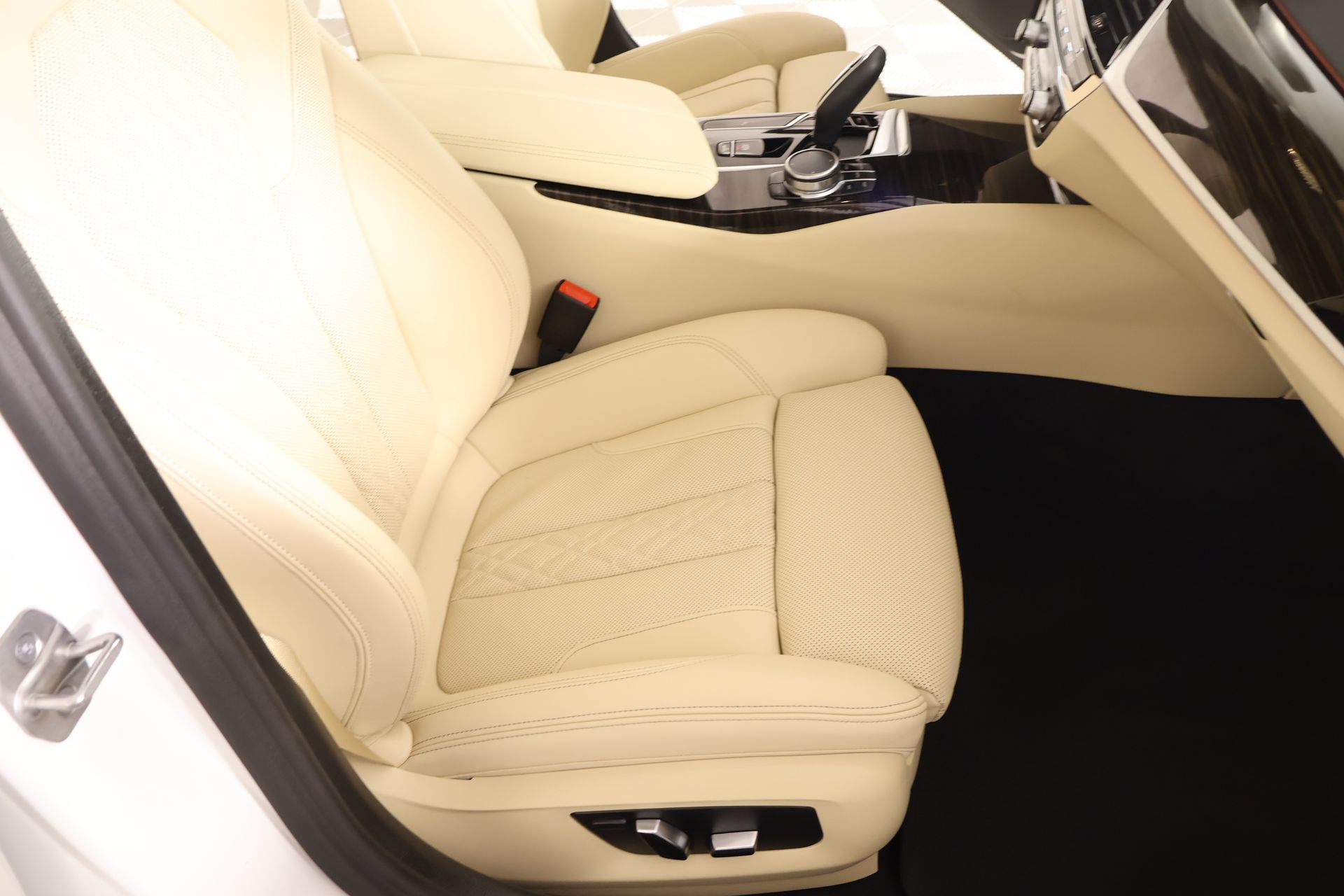 Used 2023 BMW 530i w/ Premium Package image 14