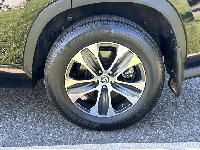 Used 2023 Toyota Highlander XLE AWD/4WD image 11