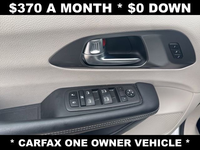 Used 2023 Chrysler Pacifica Touring-L FWD image 11
