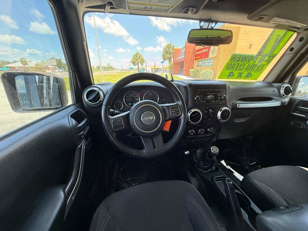 Used 2017 Jeep Wrangler Unlimited Sahara w/ Connectivity Group AWD/4WD image 15