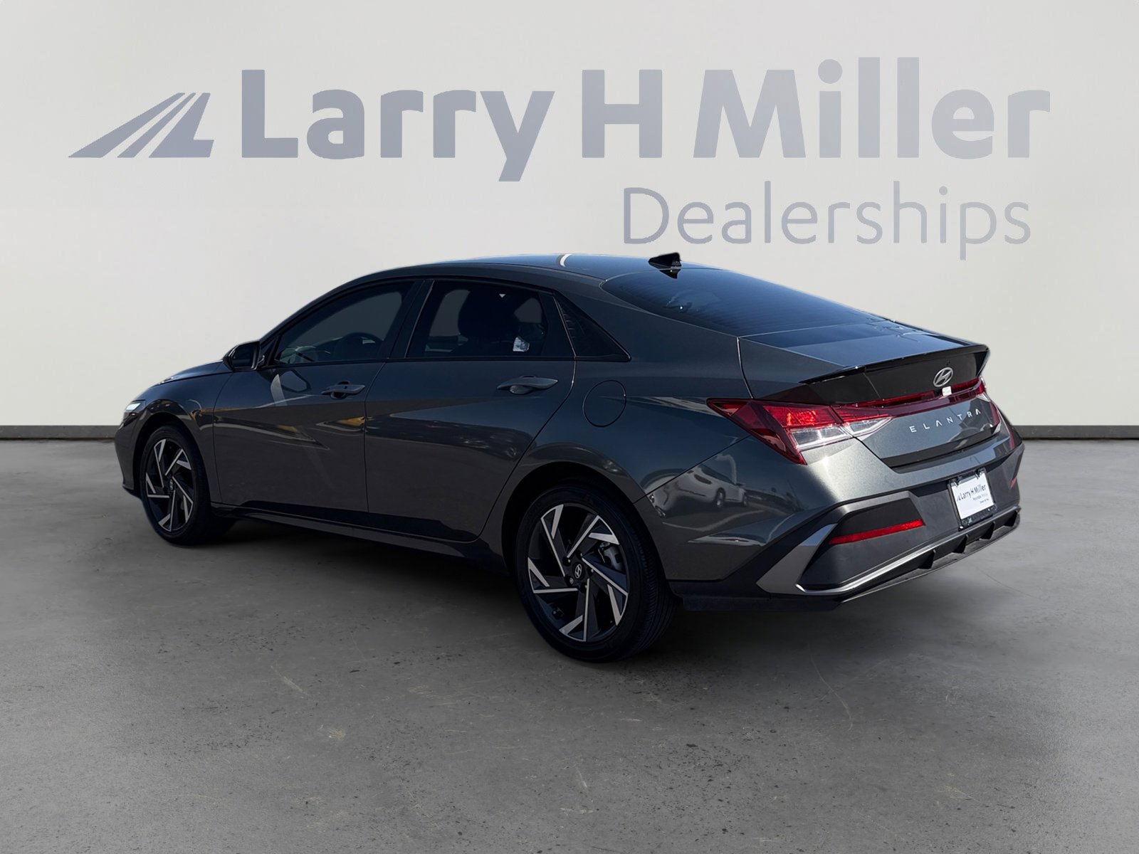 Certified 2025 Hyundai Elantra Sport FWD image 3