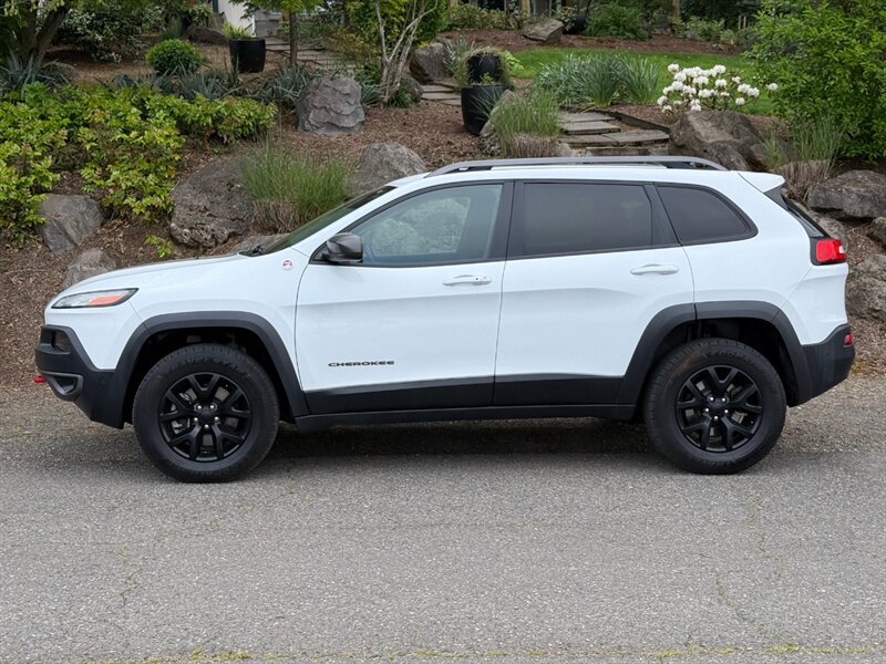 Used 2015 Jeep Cherokee Trailhawk w/ Comfort/Convenience Group AWD/4WD image 2