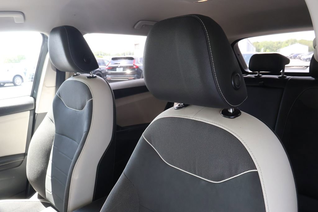 Used 2025 Volkswagen Taos SE FWD image 32