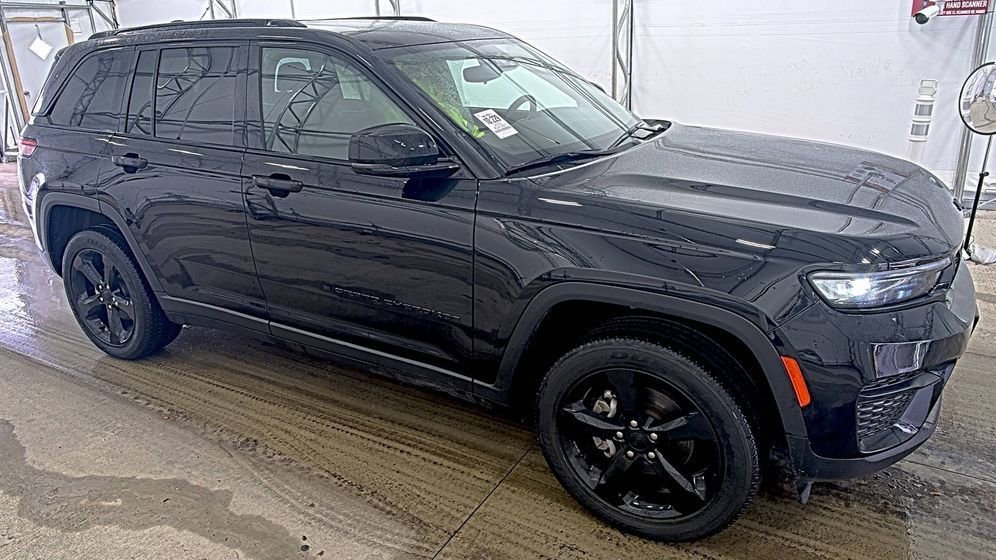 Used 2023 Jeep Grand Cherokee Altitude image 1