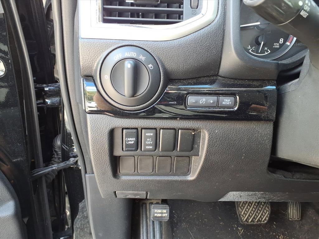 Used 2021 Nissan Titan SV w/ SV Convenience Package image 13