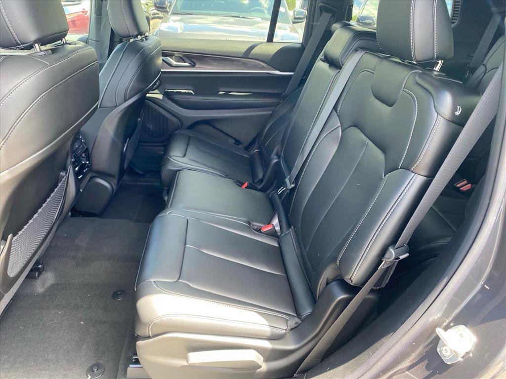 New 2026 Jeep Grand Cherokee L Limited w/ Limited Altitude Package AWD/4WD image 15
