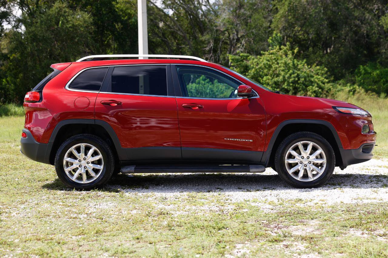 Used 2017 Jeep Cherokee Limited w/ Luxury Group AWD/4WD image 13