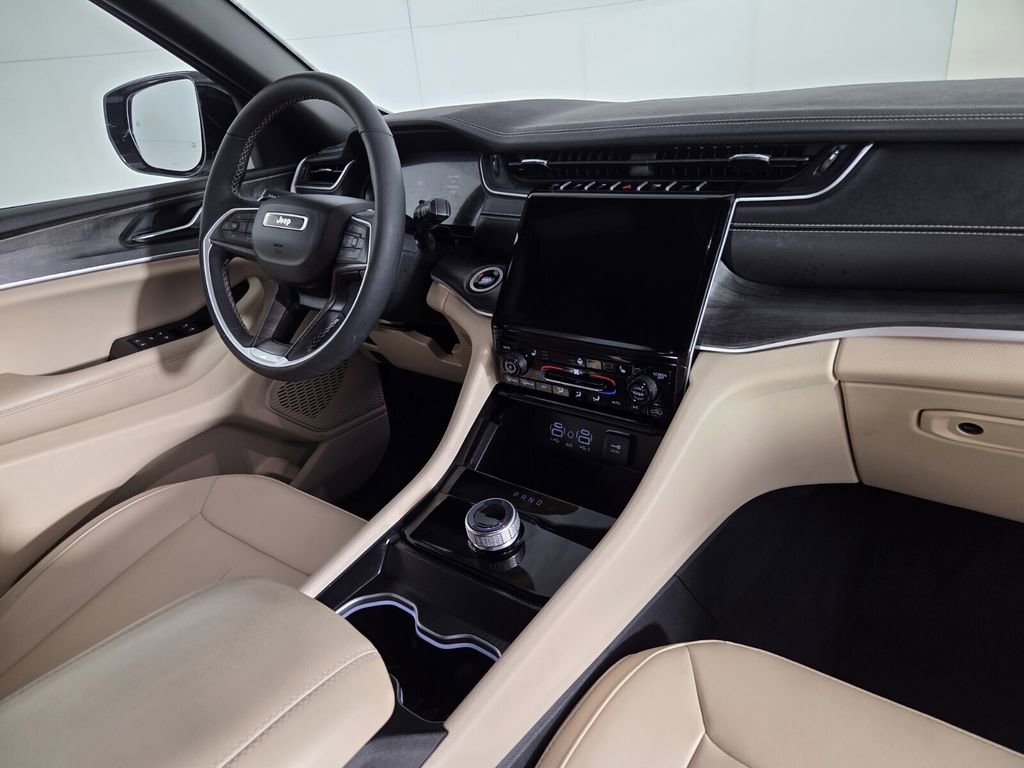 Certified 2025 Jeep Grand Cherokee Limited image 33