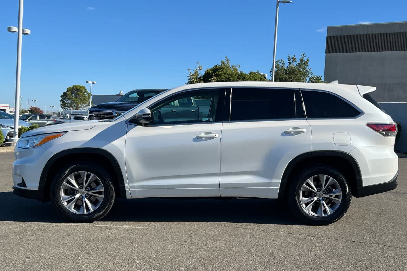 Used 2014 Toyota Highlander Plus FWD image 9