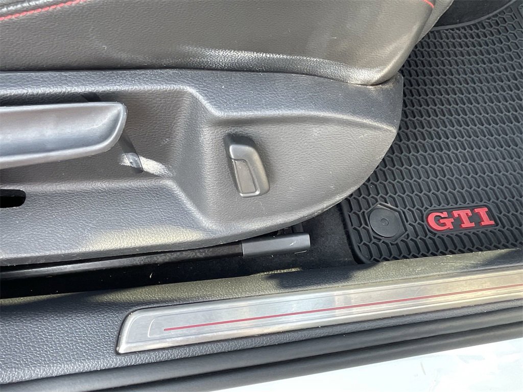 Used 2019 Volkswagen GTI SE w/ SE Experience Package image 33