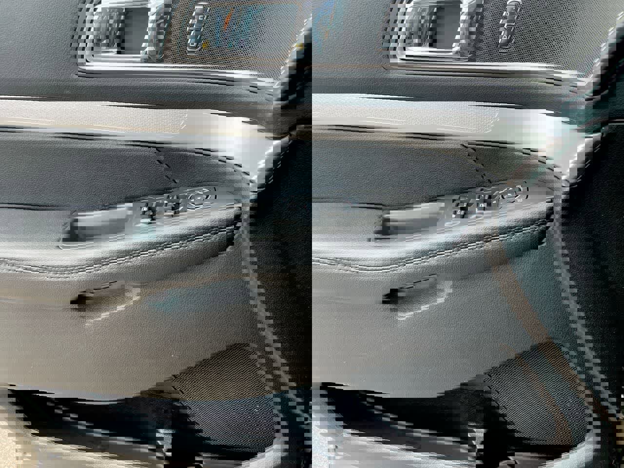 Used 2016 Ford Explorer XLT w/ Equipment Group 202A AWD/4WD image 34