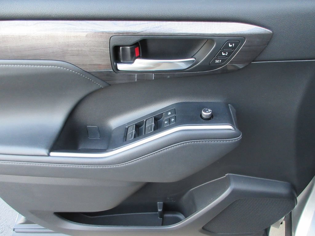 Used 2022 Toyota Highlander Platinum AWD/4WD image 23