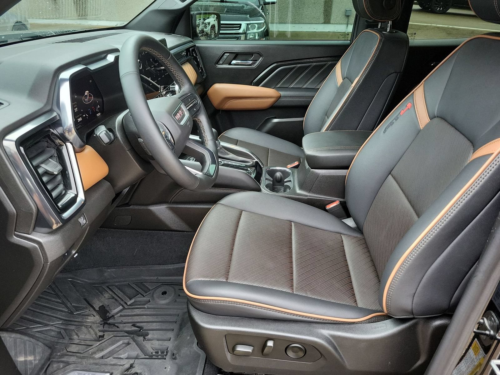 Used 2024 GMC Canyon AT4 w/ AT4 Premium Package AWD/4WD image 18