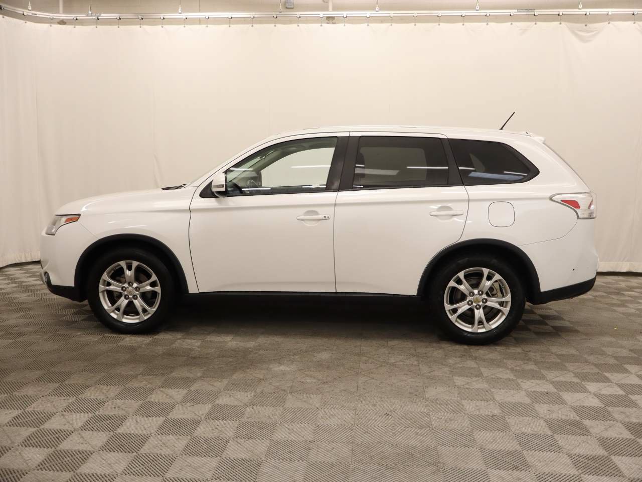 Used 2015 Mitsubishi Outlander SE FWD image 2