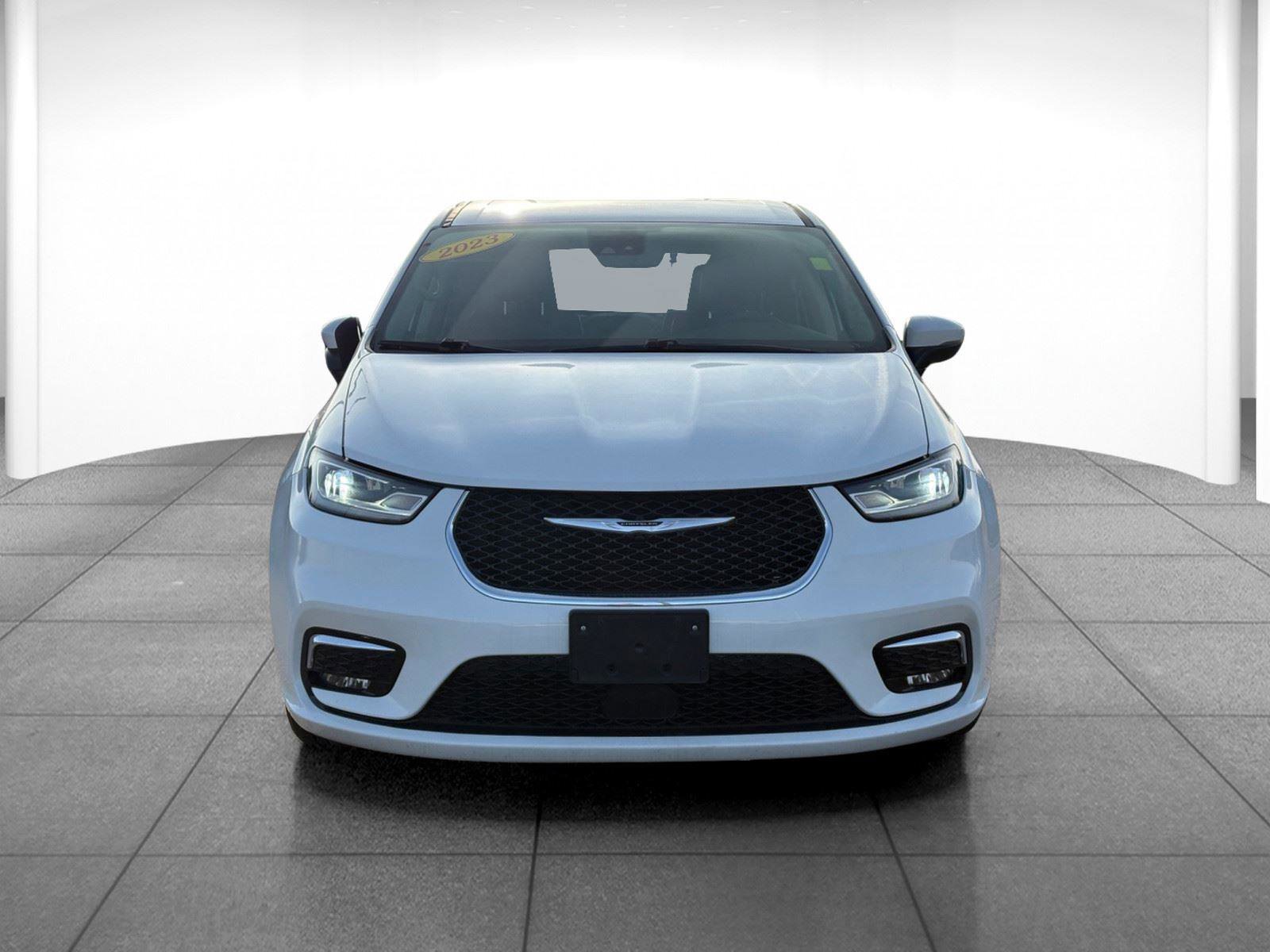 Used 2023 Chrysler Pacifica Touring-L image 2