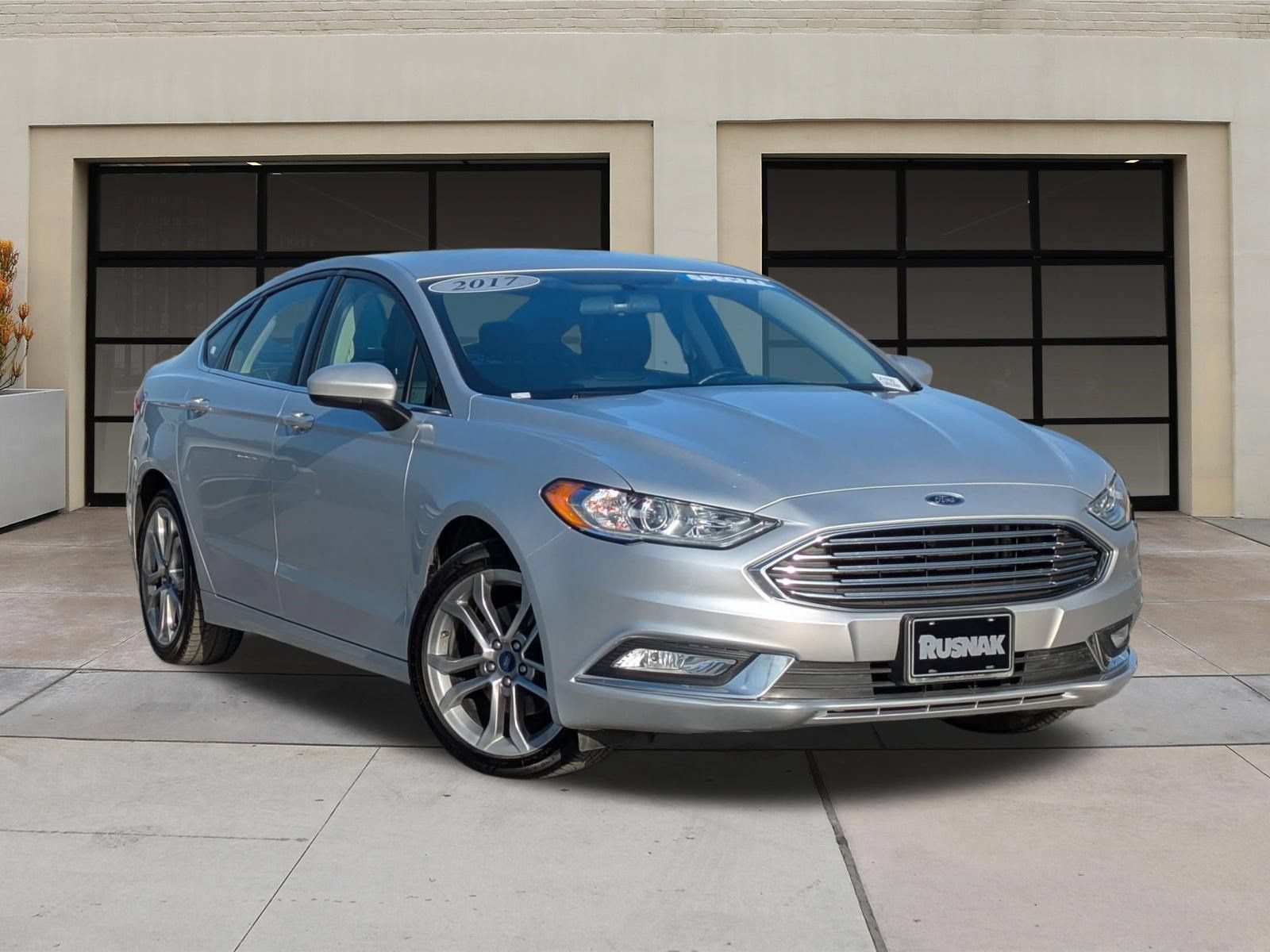 Used 2017 Ford Fusion SE w/ Equipment Group 201A FWD image 2