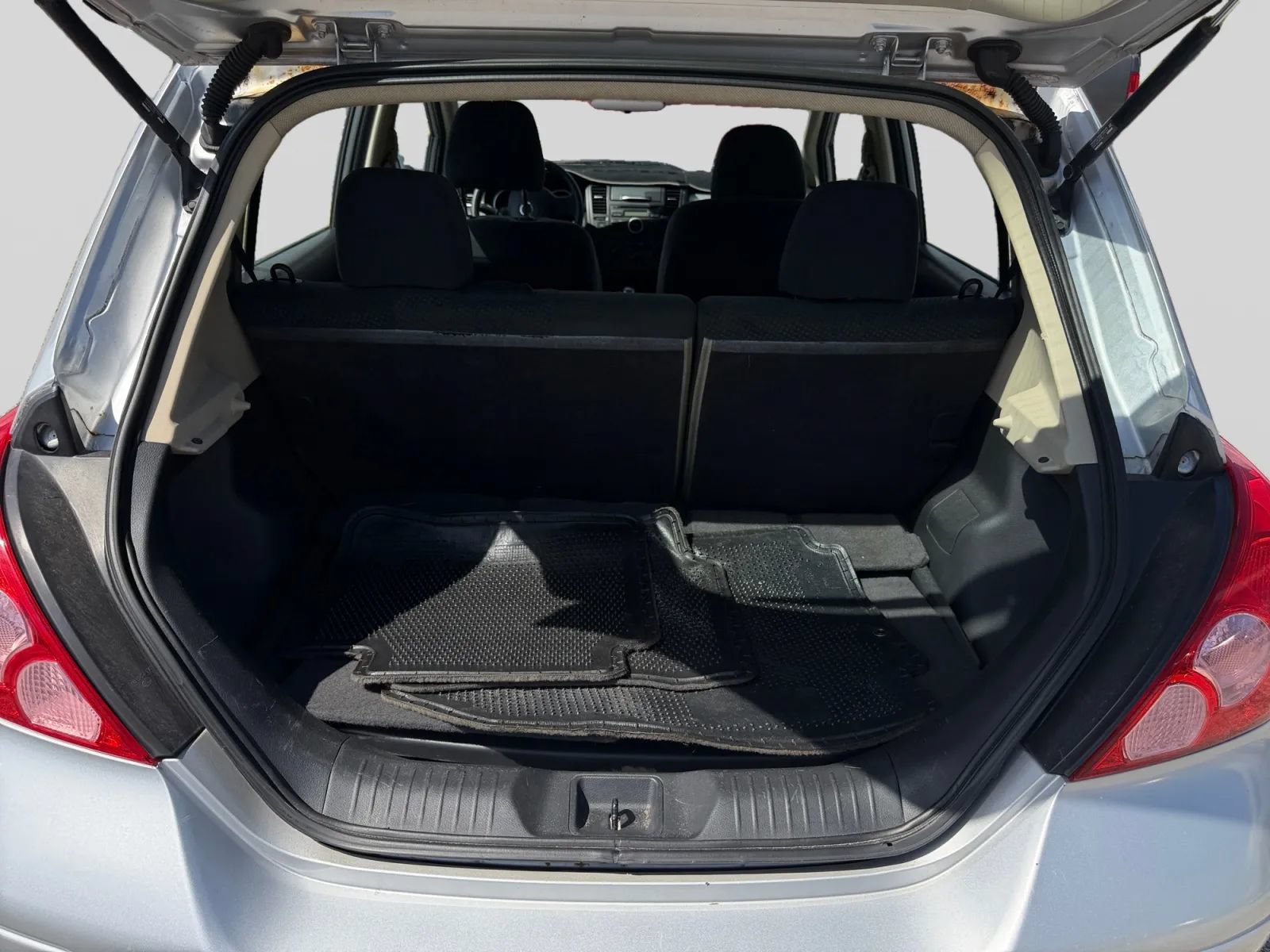 Used 2011 Nissan Versa 1.8 S FWD image 19