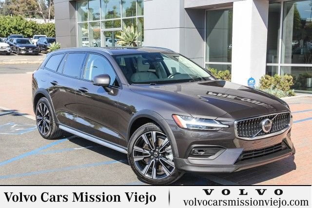 Certified 2025 Volvo V60 B5 Cross Country Ultra w/ Protection Package Premier