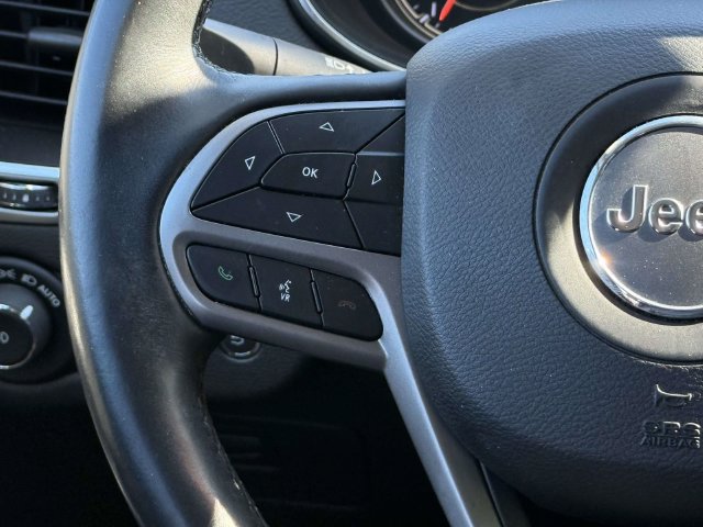 Used 2019 Jeep Cherokee Latitude Plus w/ Comfort/Convenience Group AWD/4WD image 17