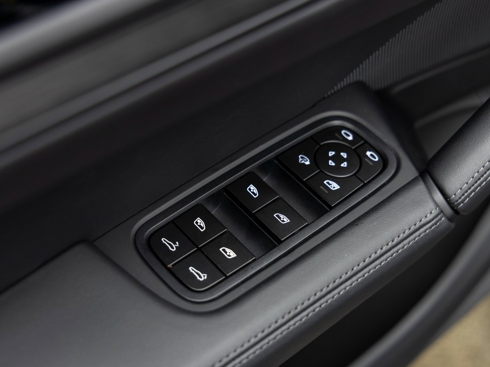 New 2025 Porsche Cayenne GTS image 24