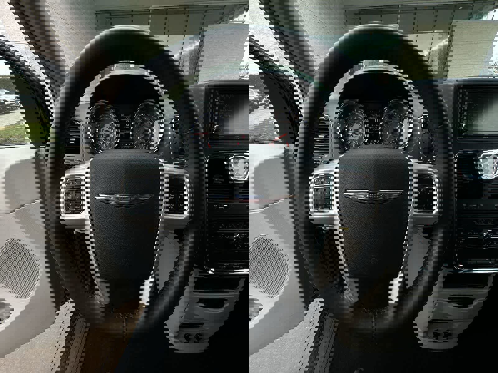 Used 2014 Chrysler Town & Country Touring image 22