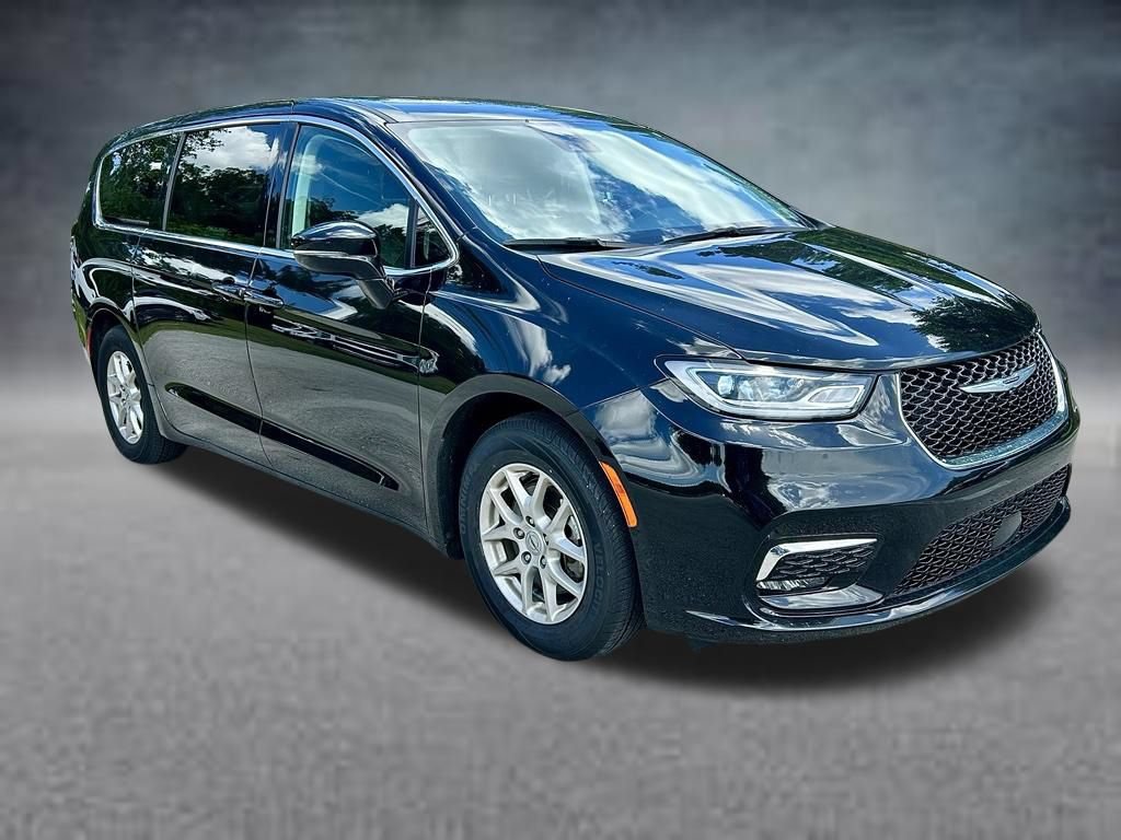 Used 2024 Chrysler Pacifica Touring-L FWD image 3