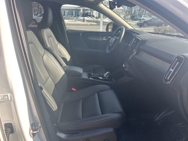 Certified 2025 Volvo XC40 B5 Plus AWD/4WD image 15