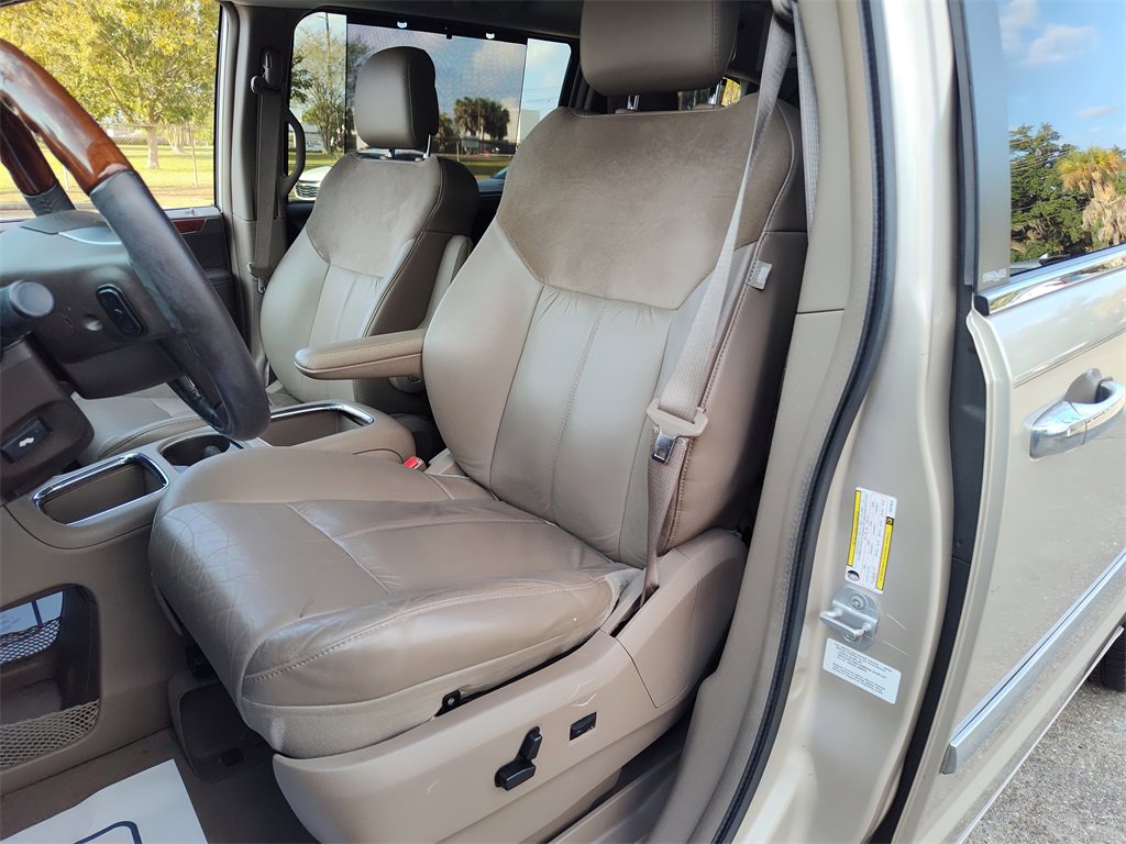 Used 2012 Chrysler Town & Country Limited w/ Luxury Group image 24