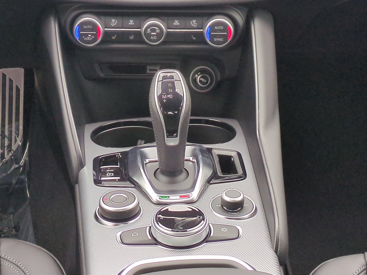 New 2025 Alfa Romeo Giulia w/ Driving Assist Package RWD image 17