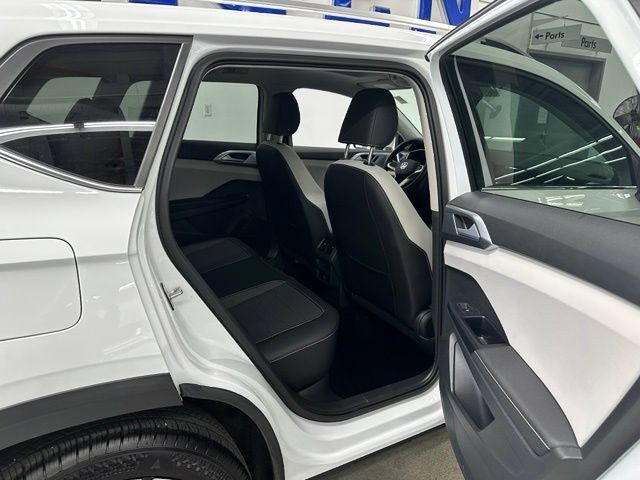 Used 2025 Volkswagen Taos SE w/ Panoramic Sunroof Package AWD/4WD image 16