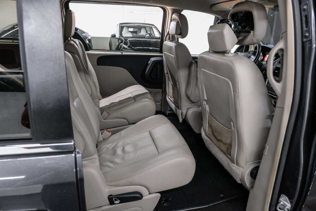 Used 2015 Chrysler Town & Country Touring w/ Driver Convenience Group FWD image 40