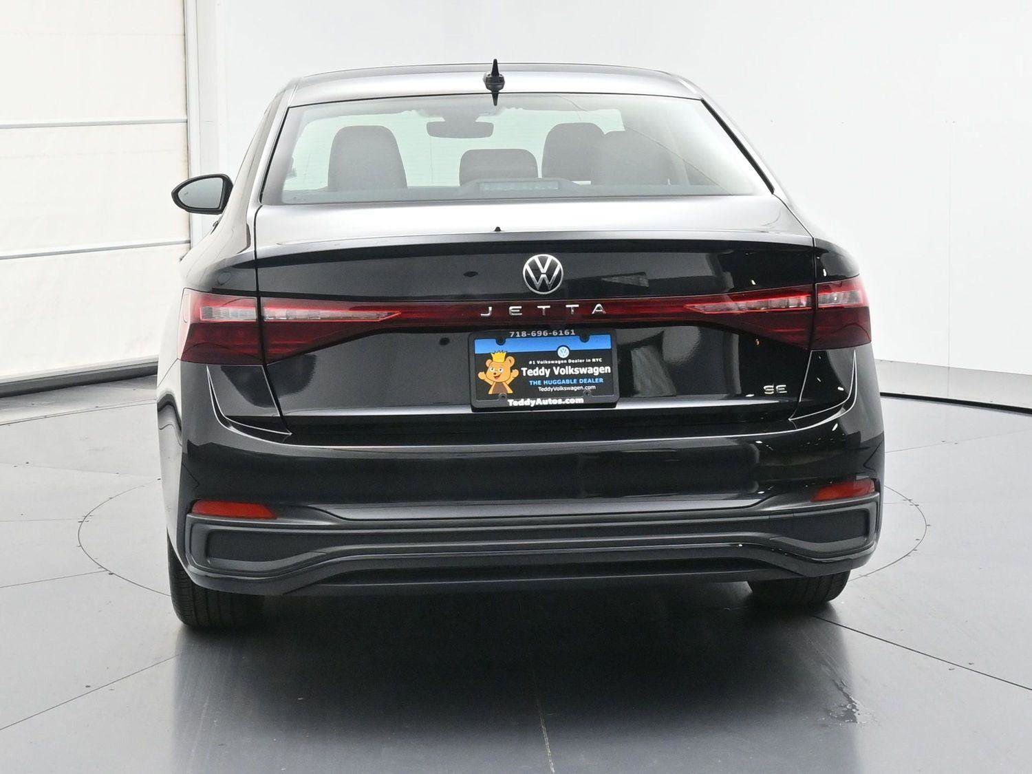Certified 2025 Volkswagen Jetta SE w/ Sunroof Package image 22