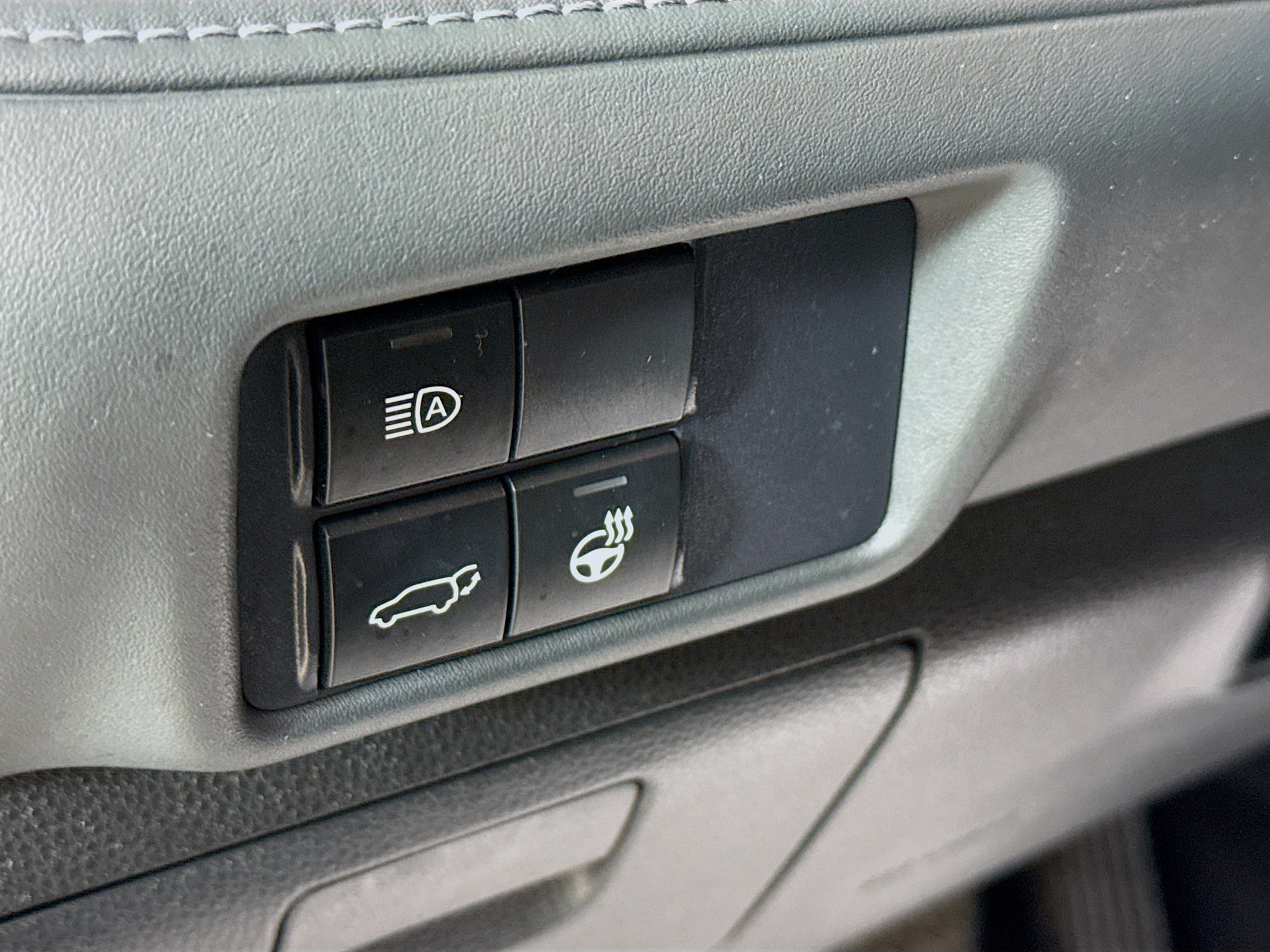 Used 2021 Toyota Highlander Limited FWD image 9
