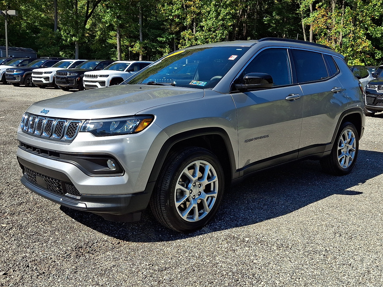 Certified 2023 Jeep Compass Latitude AWD/4WD image 3