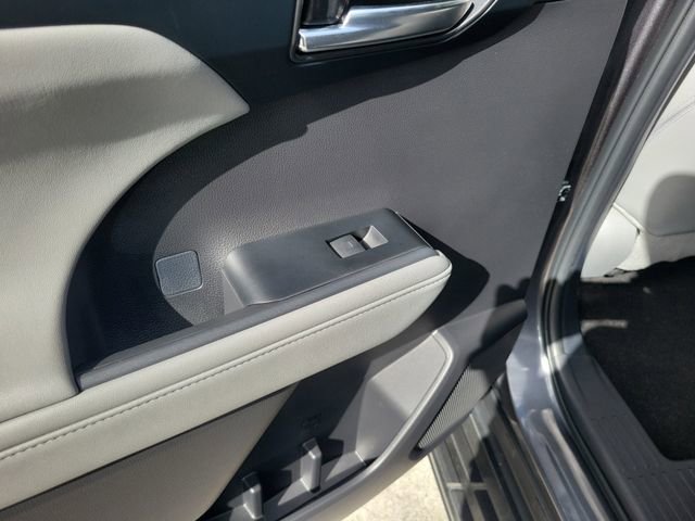 Used 2024 Toyota Highlander XLE image 10