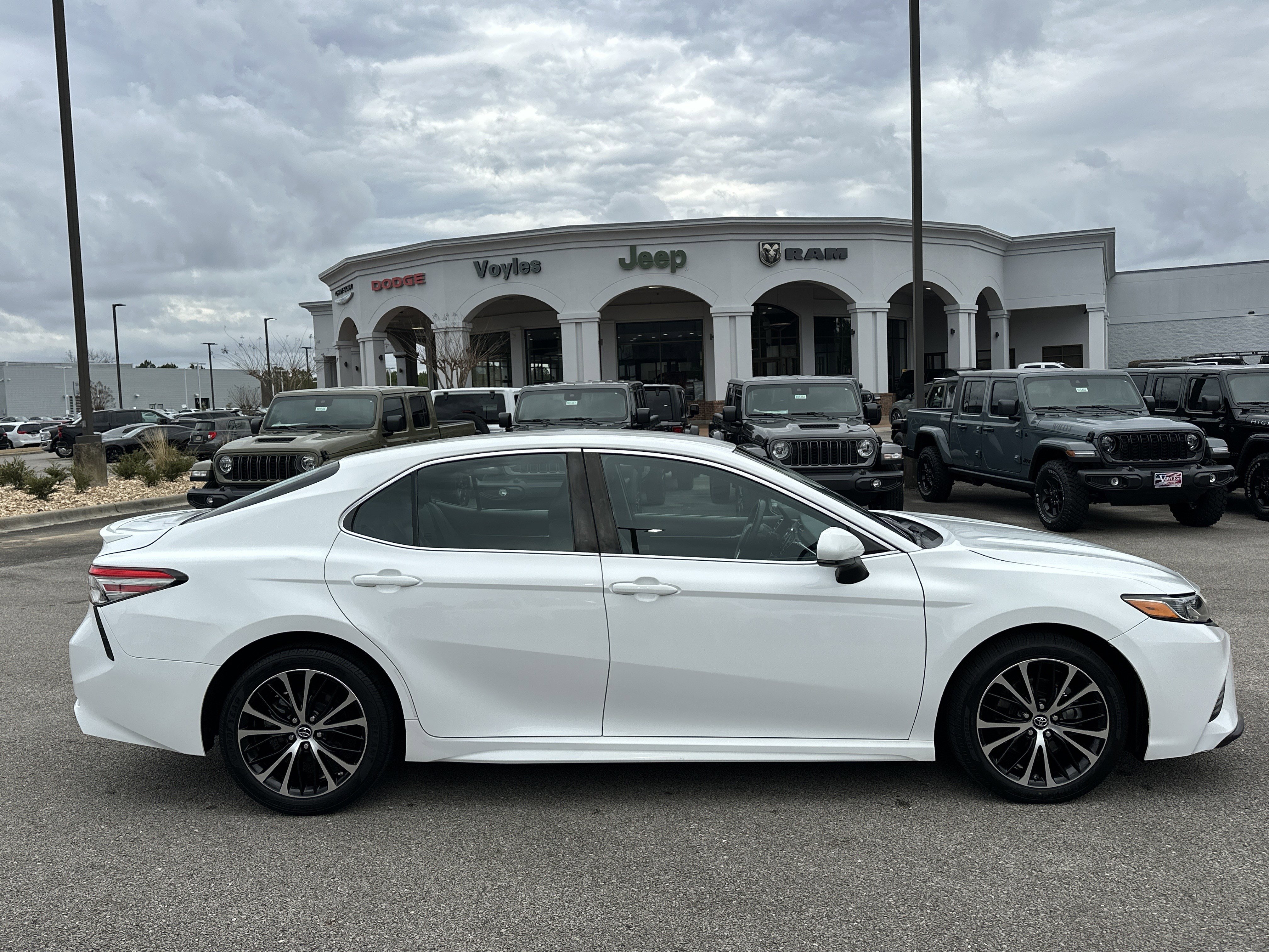 Used 2018 Toyota Camry SE image 8