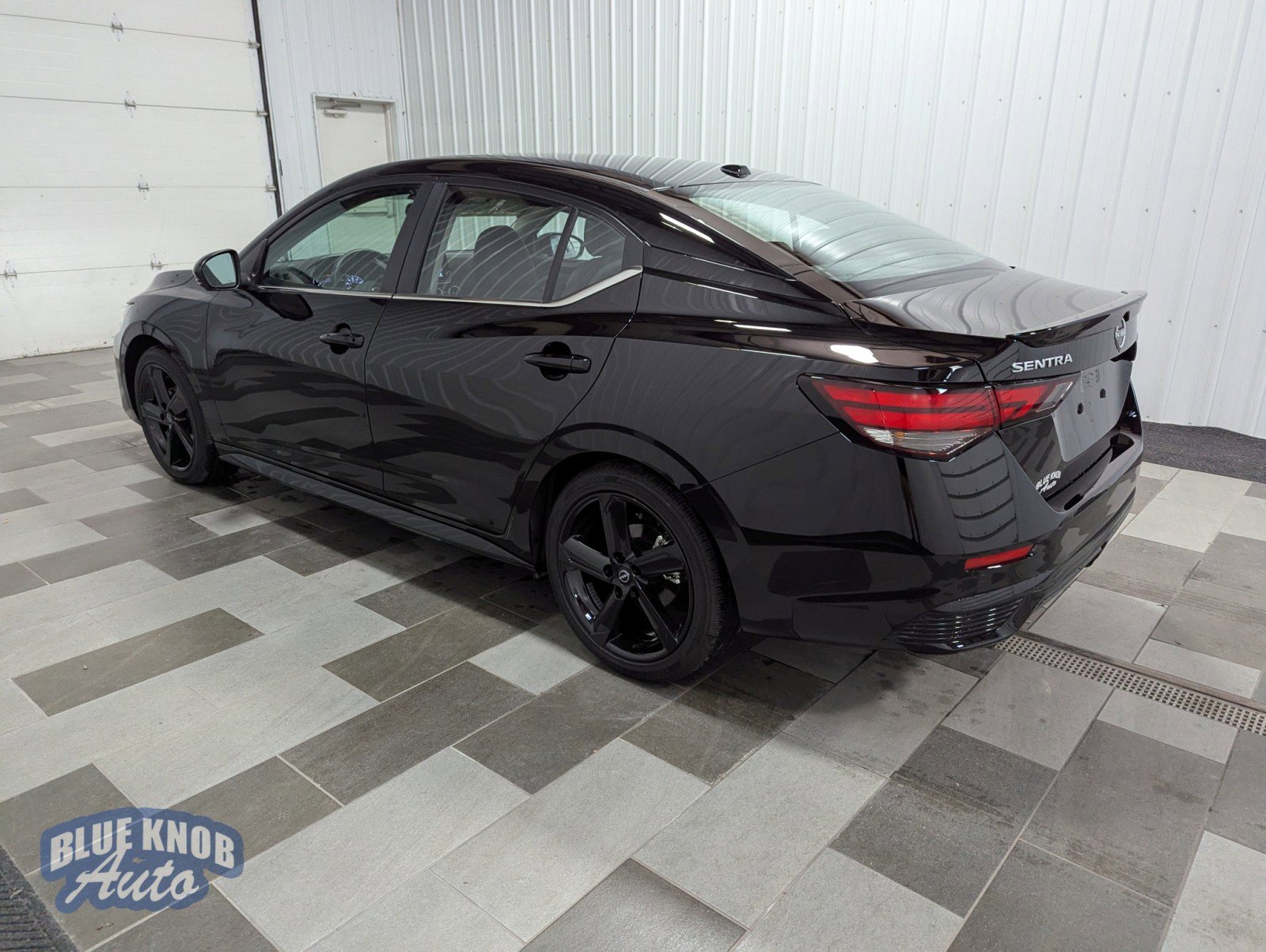 Used 2025 Nissan Sentra SR w/ SR Premium Package image 2