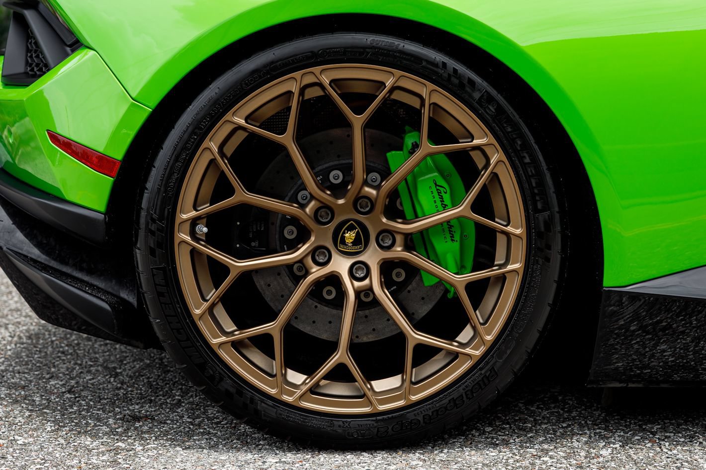 Used 2018 Lamborghini Huracan Performante AWD/4WD image 21