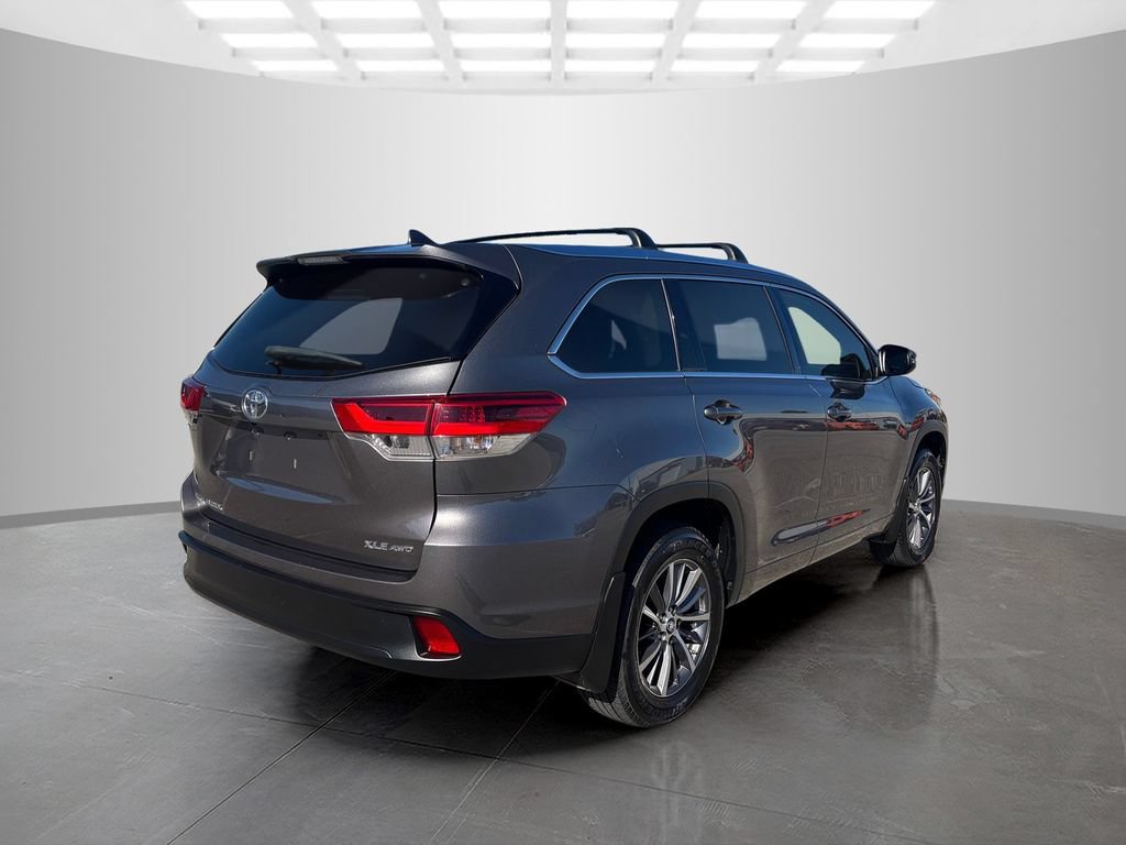 Used 2018 Toyota Highlander XLE AWD/4WD image 3