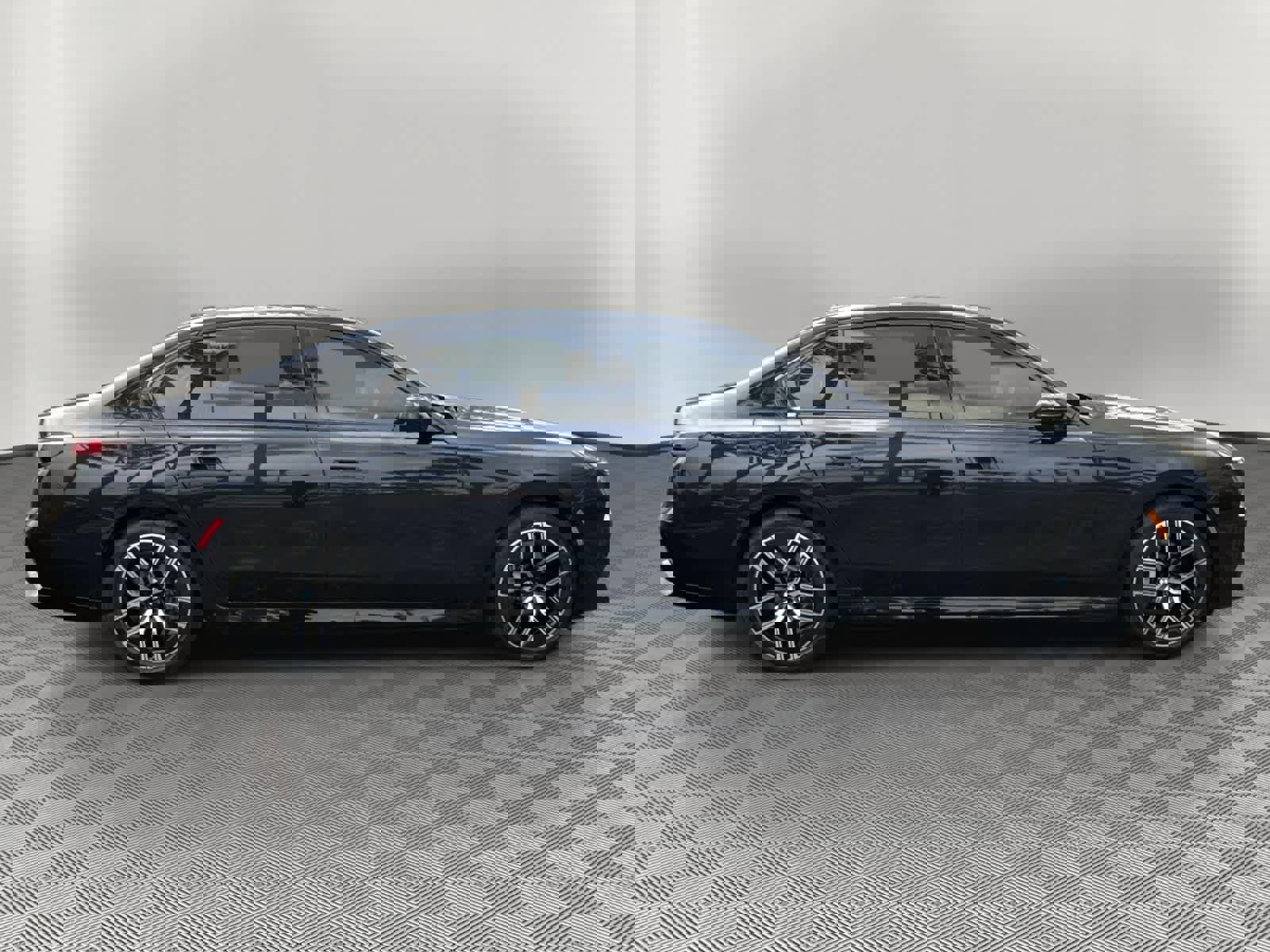 Certified 2023 BMW 760i xDrive AWD/4WD image 2