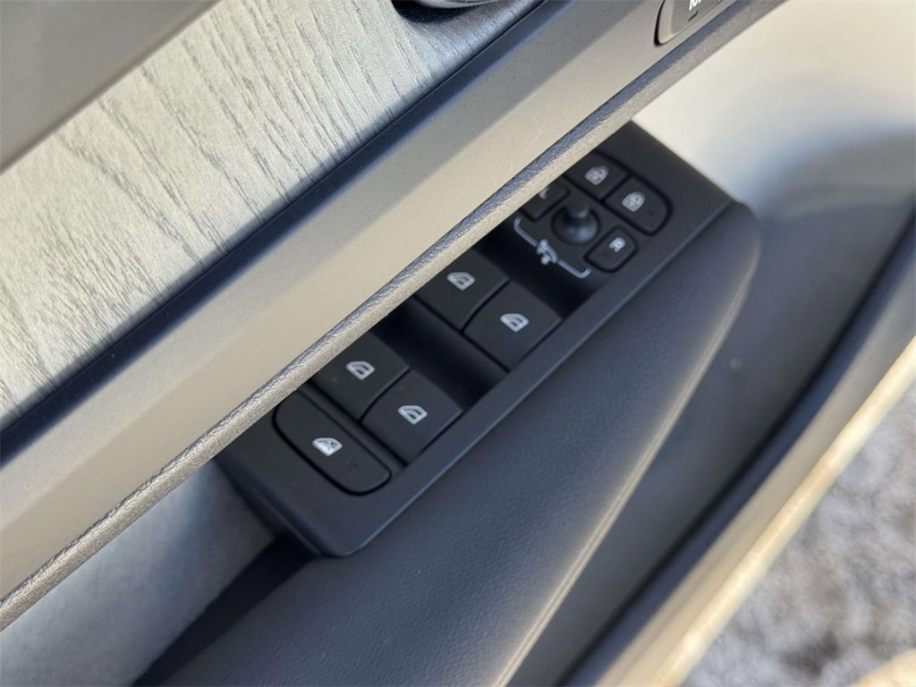 Used 2023 Volvo XC40 B5 Plus w/ Driver Assist Package image 15