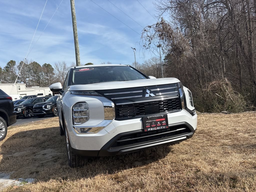 New 2026 Mitsubishi Outlander ES FWD image 1